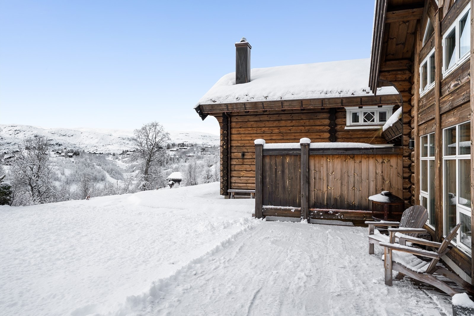 Fra stuen/spiestuen er det utgang til den fantastiske terrassen. Galleribilde