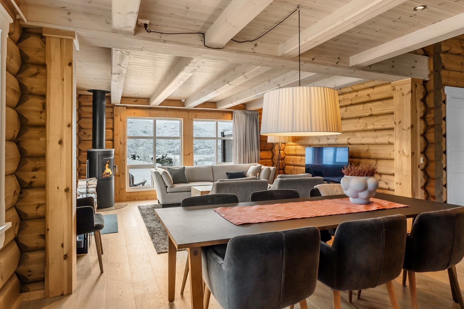 Det er elektrisk gulvvarme i hovedetasjen og bad i loftsetasje. Galleribilde