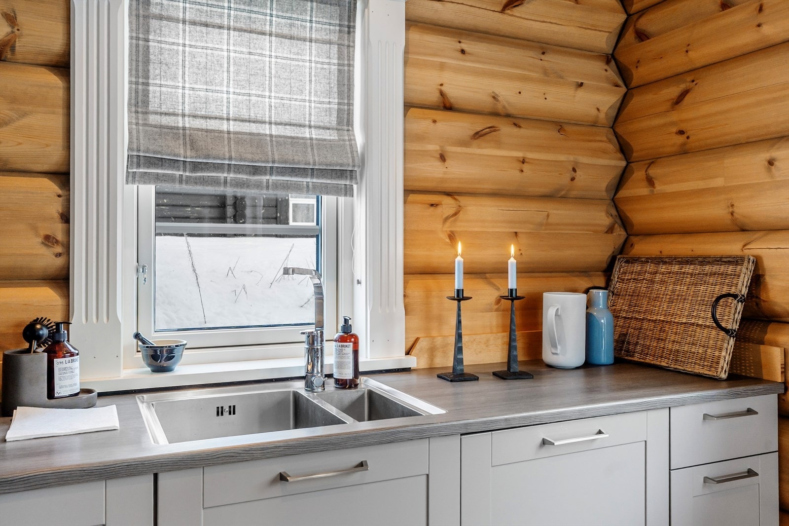 Stor benkeplate på hele 480 cm gir masse arbeidsplass når dere skal preparere måltidene. Galleribilde