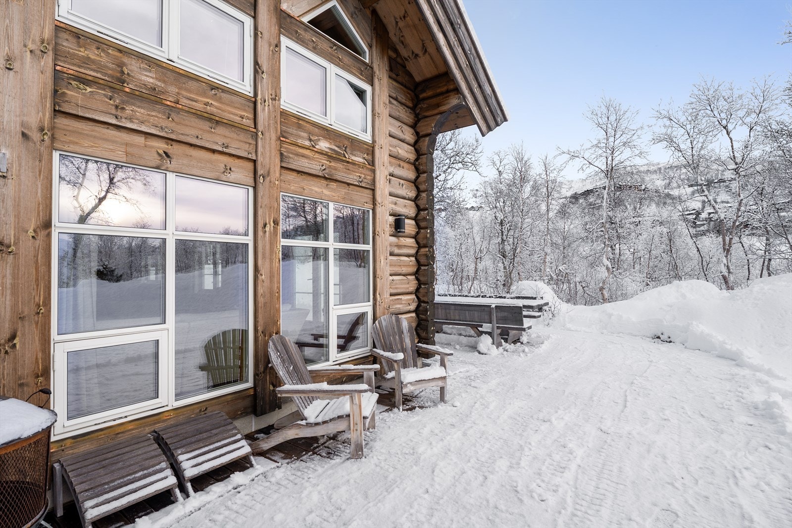 Hytten kan blant annet skilte med en meget romslig terrasse på ca 100 kvadratmeter! Galleribilde