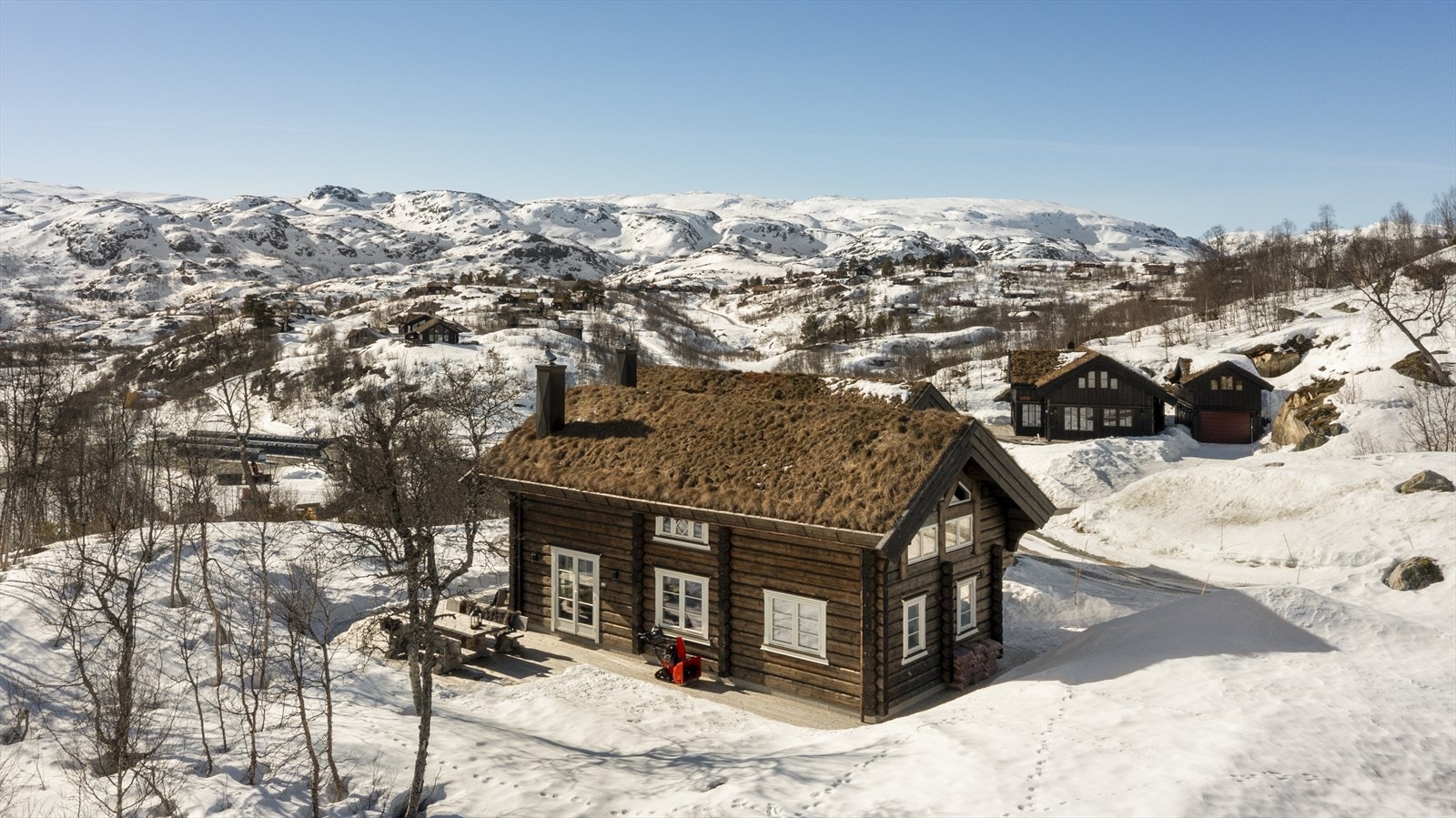 Eiendommen ligger ca 848 m.o.h på populære Raudberg - Solrikt og sentralt på Vågslid. Galleribilde
