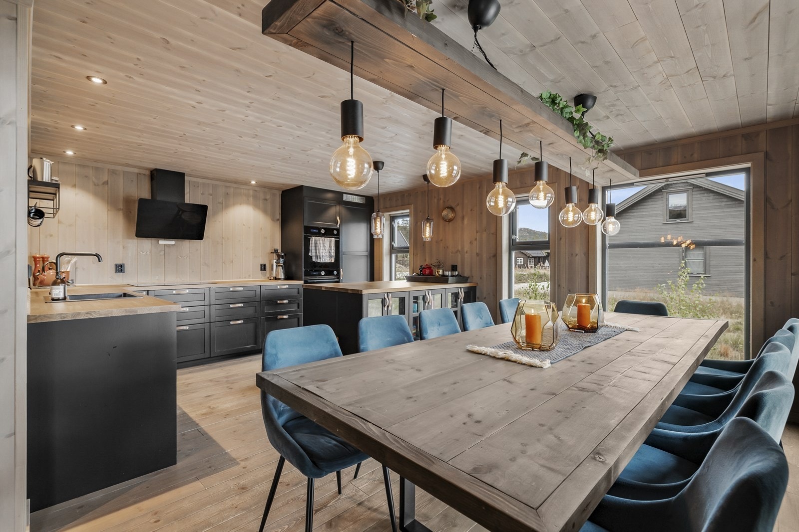 Stilfullt kjøkken med naturlig plass til spisebord med samtlige sitteplasser Galleribilde