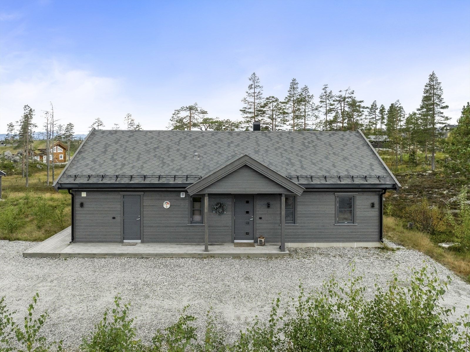 Hytta har to innganger, hovedinngang nærmest og inngang til bod/vaskerom helt til venstre. Praktisk når man kommer fra tur Galleribilde