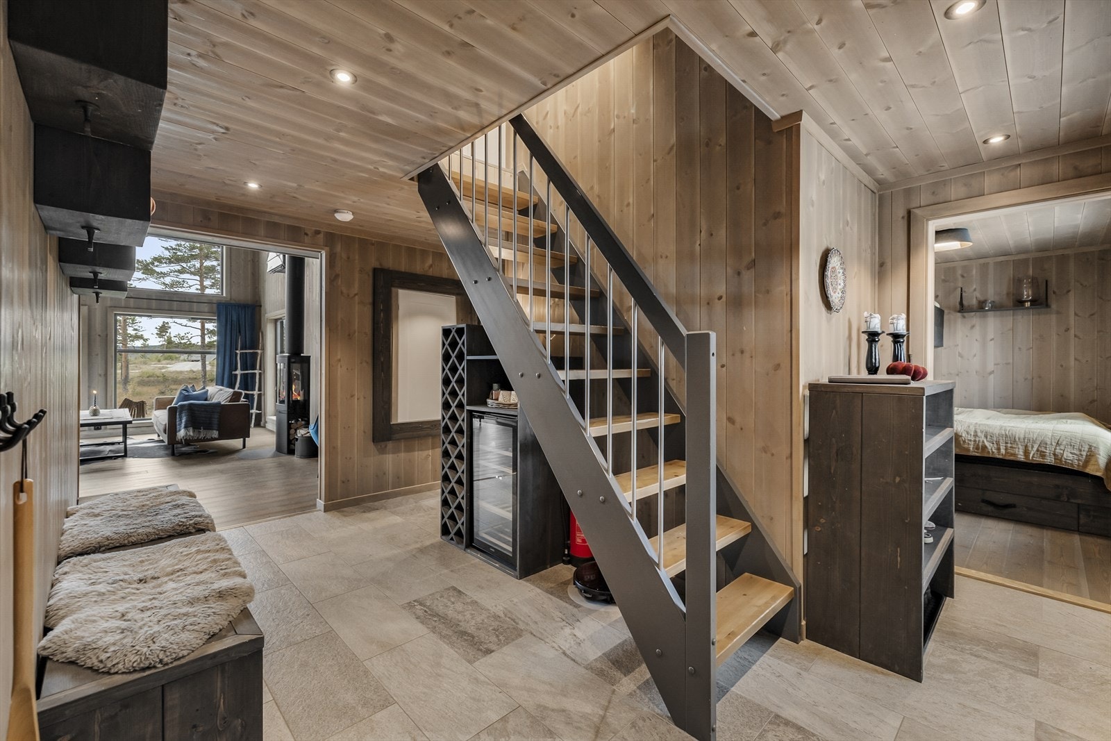 Gjennomgående bjørkeparkett kombinert med beiset trepanel, der utførelsen fremheves av skjult el-anlegg Galleribilde