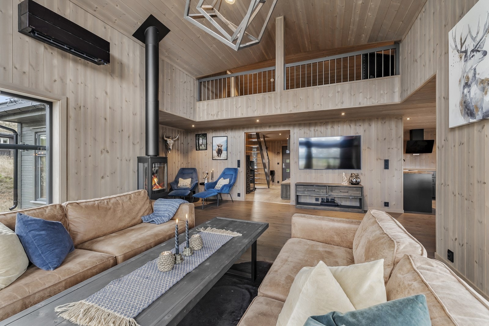 Hytta har både varmepumpe og vedovn Galleribilde