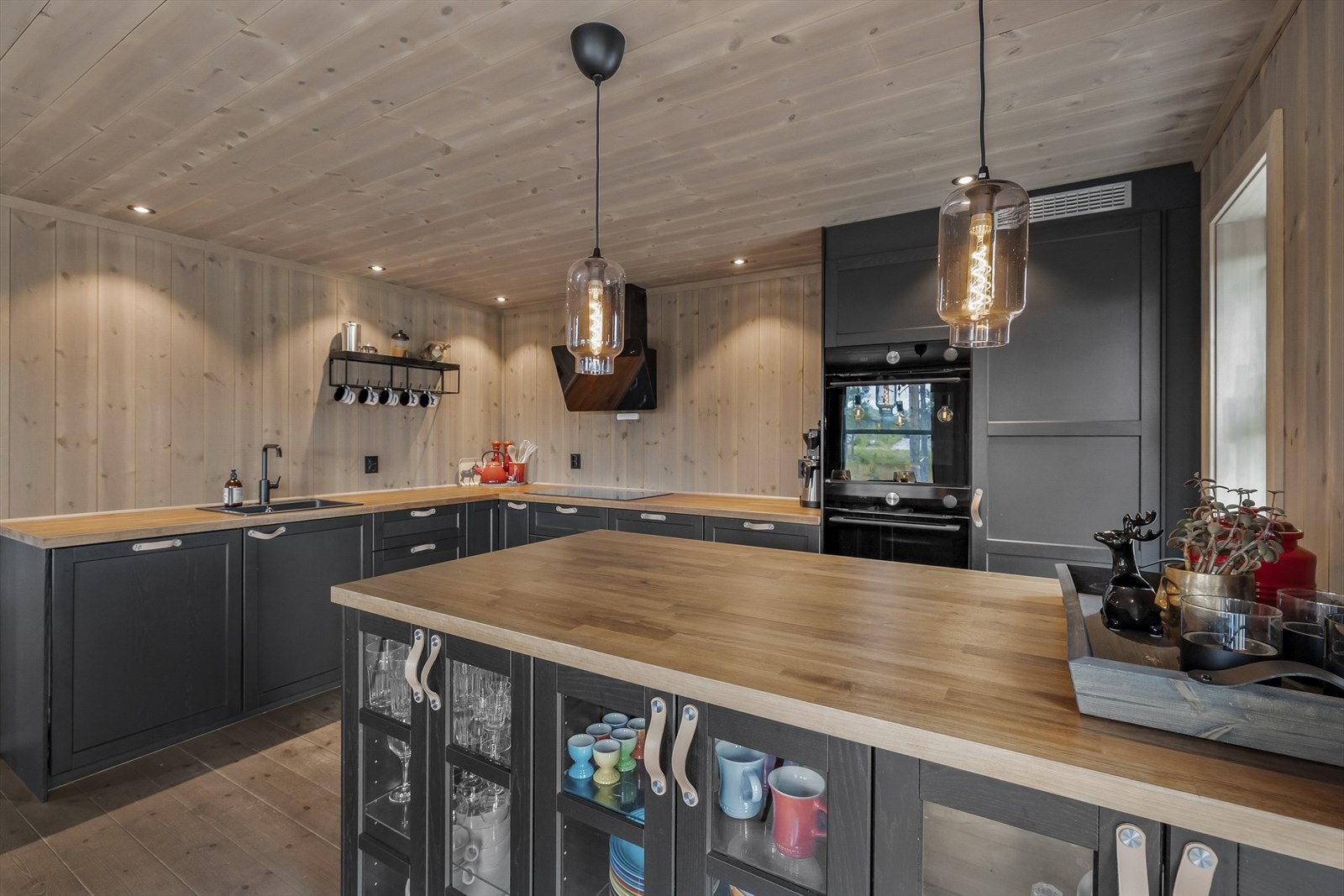 Rikelig med oppbevaringsplass i benkeskap og skuffer Galleribilde