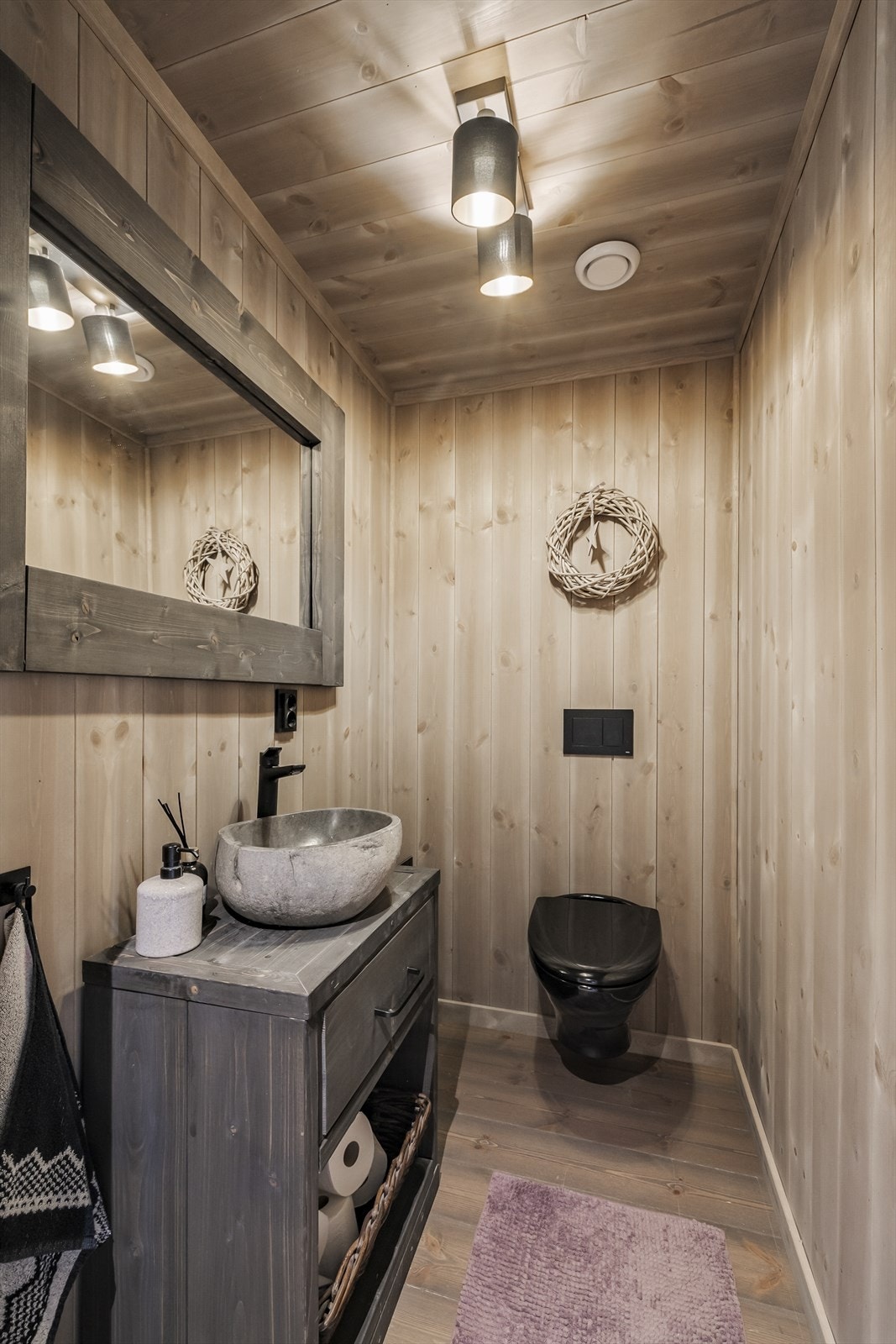 Praktisk separat toalettrom i harmonisk utførelse Galleribilde