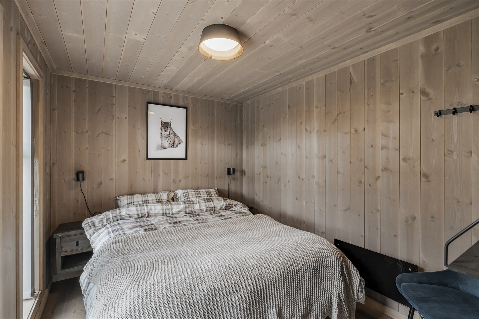 God plass til stor seng og nattbord. Soverommene er utstyrt med panelovner montert på vegg, for øvrig kan oppvarmingen i hytta styres via app Galleribilde