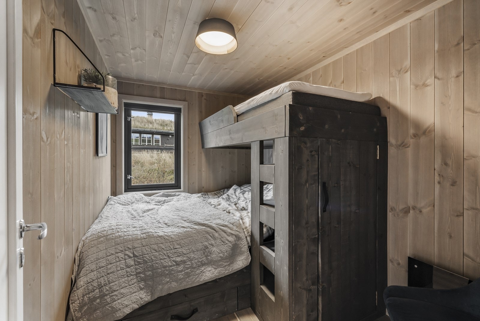 Soverom 2 med elegant plassbygd køyeseng og smarte oppbevaringsløsninger Galleribilde