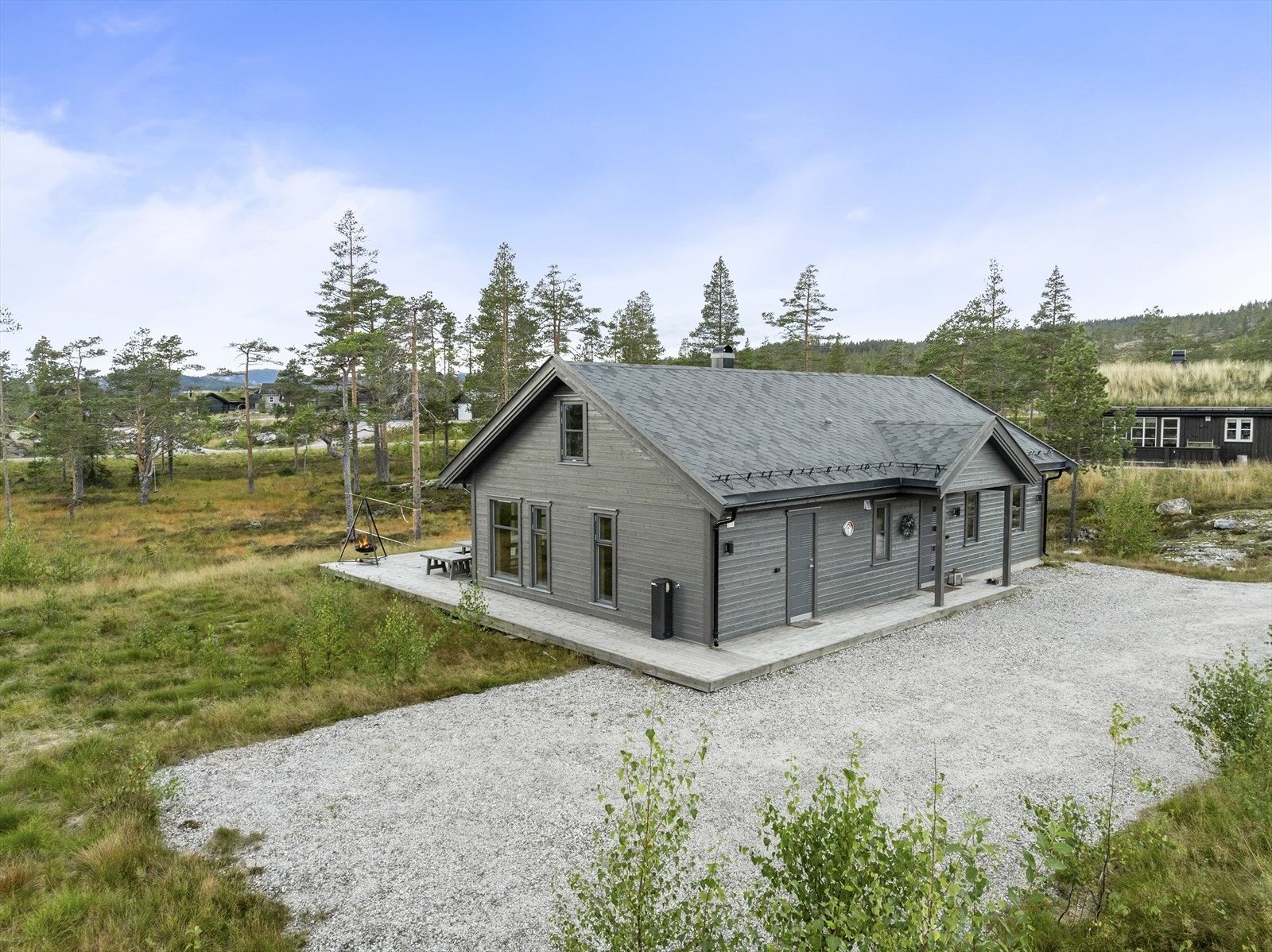 På gårdsplassen er det god plass til flere biler Galleribilde