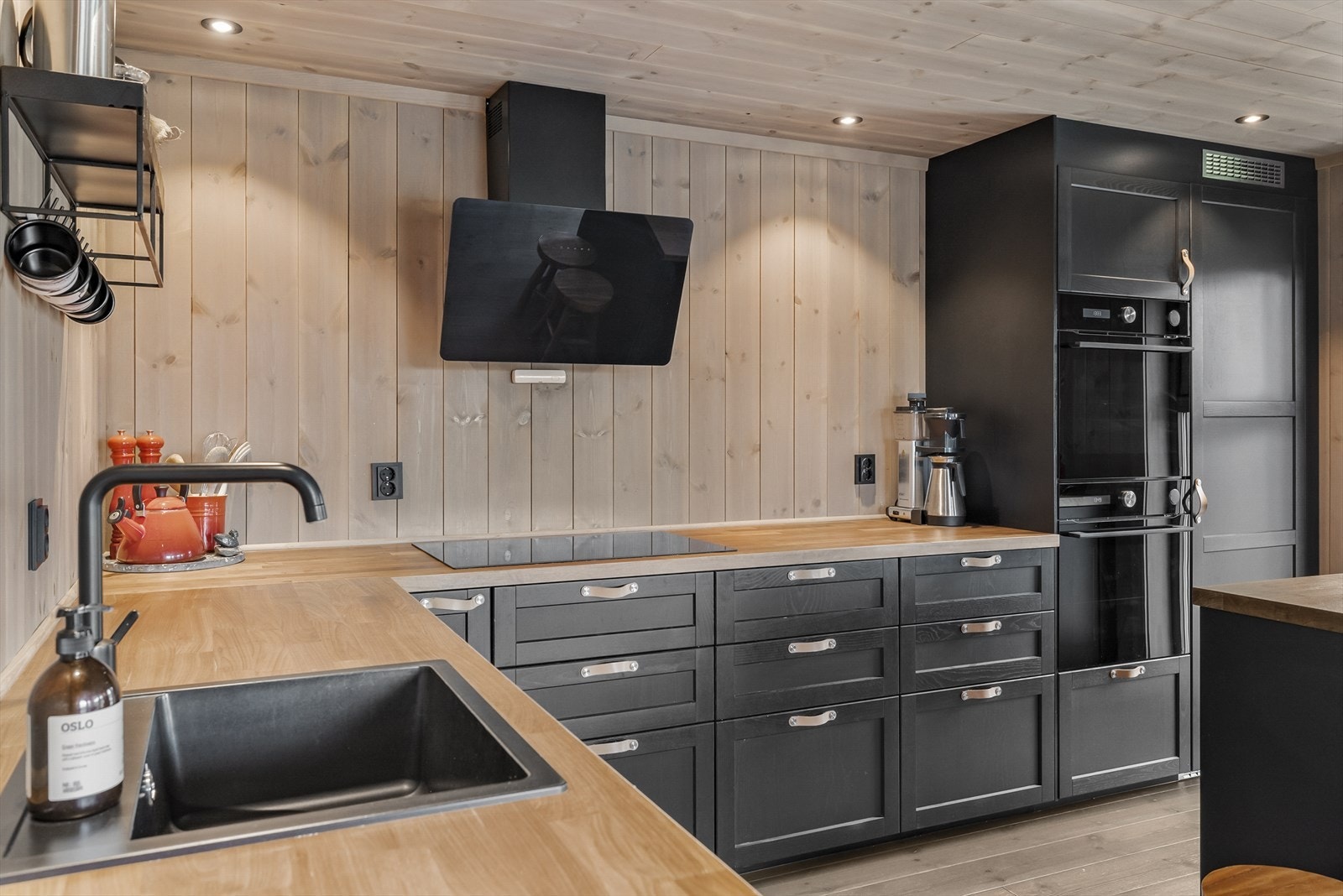 Kjøkkenet er innredet med profilerte fronter og benkeplate av heltre og integrert platetopp, stekeovn, oppvaskmaskin og kjøleskap. Kjøkkenvifte med kullfilter. Waterguard og komfyrvakt Galleribilde