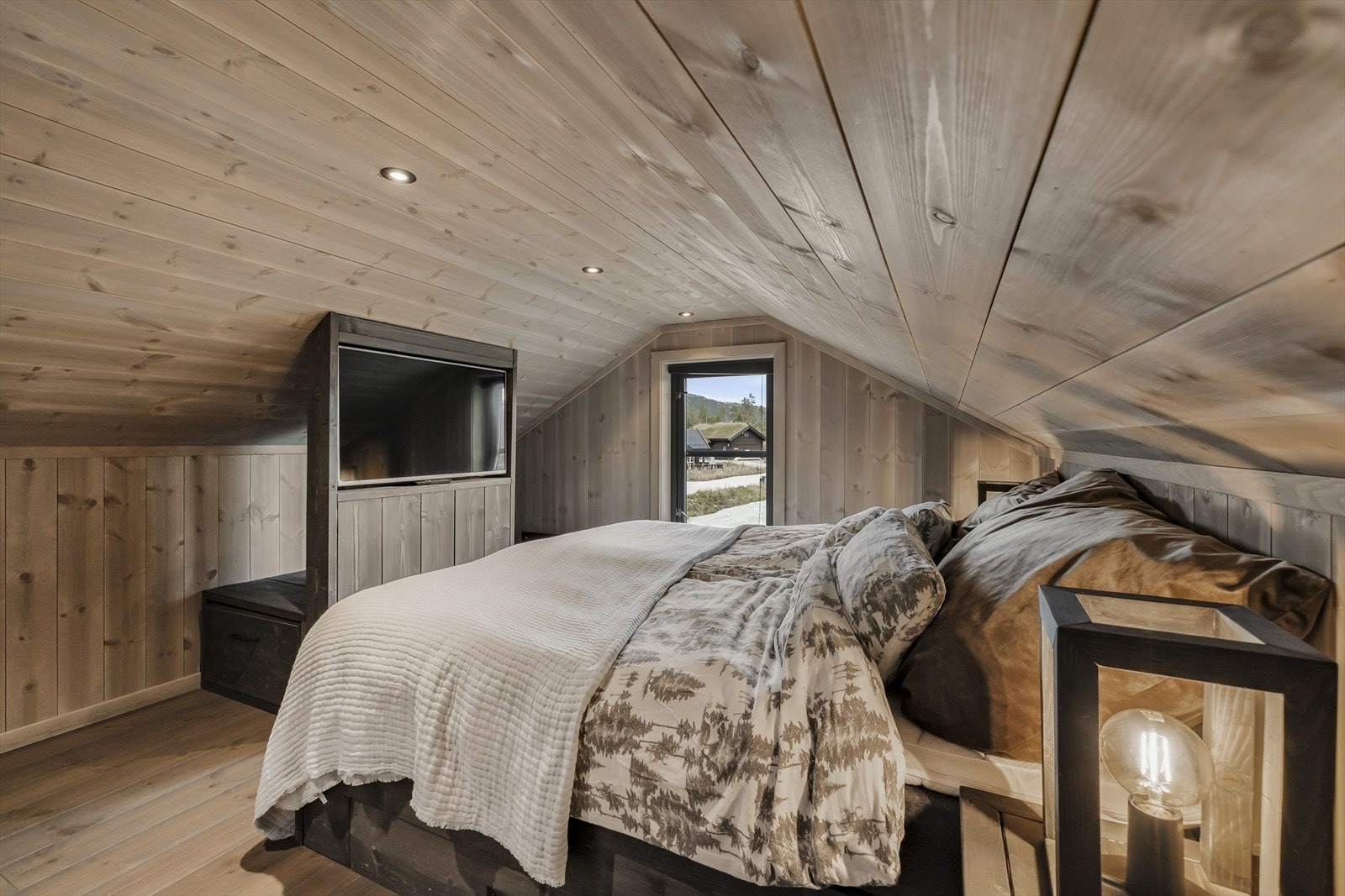 Hemsrom 1 med plass til stor seng. Smart tv-løsning Galleribilde