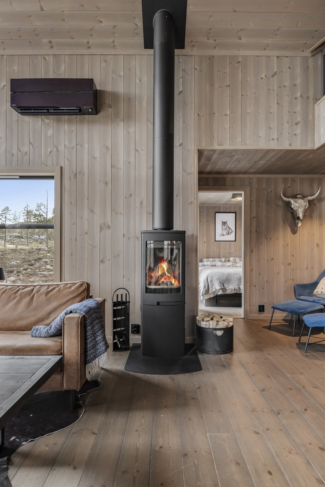 Stilfull vedovn som sprer varme og koselig stemning på kalde dager Galleribilde