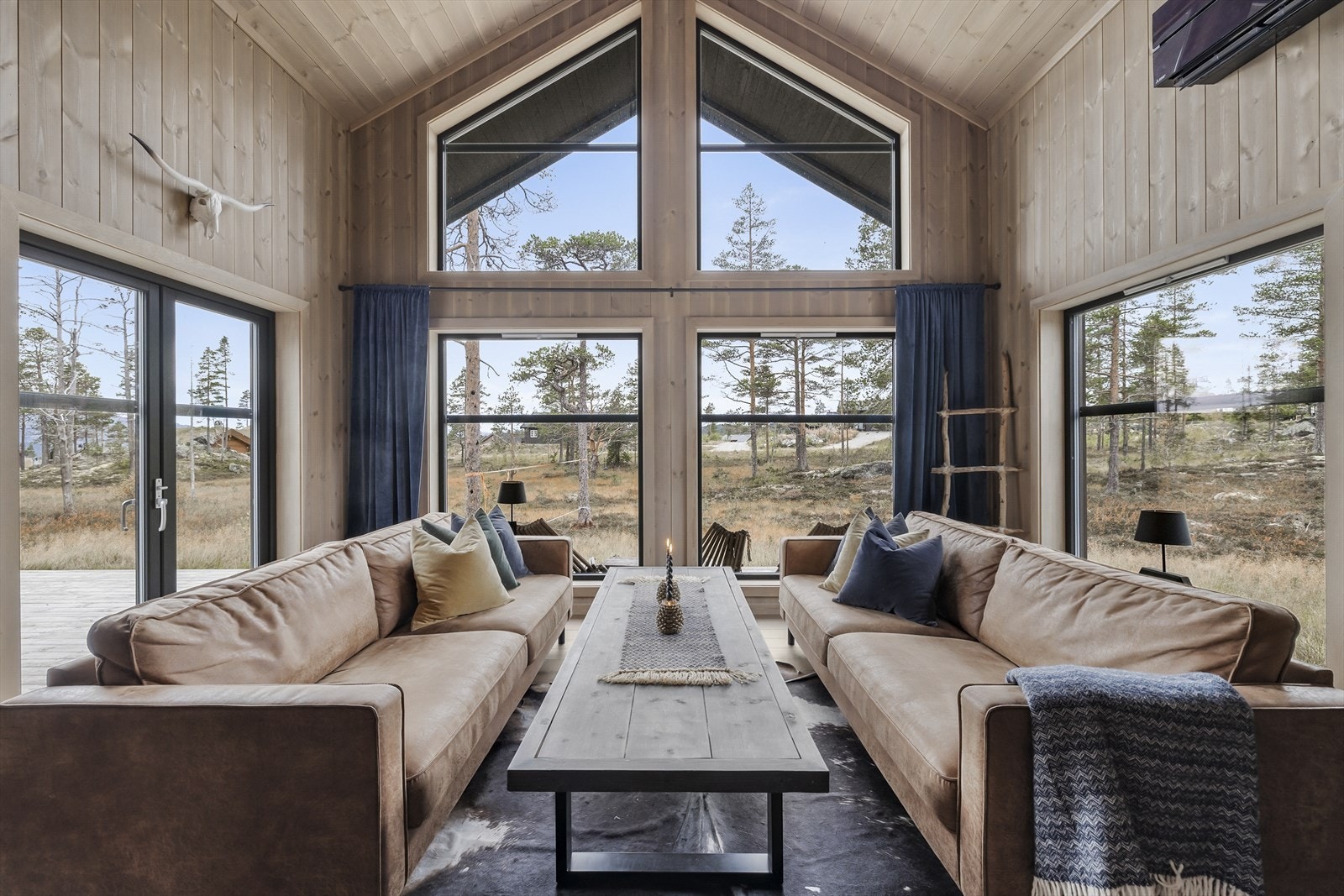 Utformingen sørger for maksimalt utsyn til naturskjønne omgivelser - Bestående av 3 soverom, bad, separat wc, stor stue i åpen løsning mot kjøkken og spisestue. Hems med loftsue og to hemsrom. Alt av møbelinventar medfølger Galleribilde