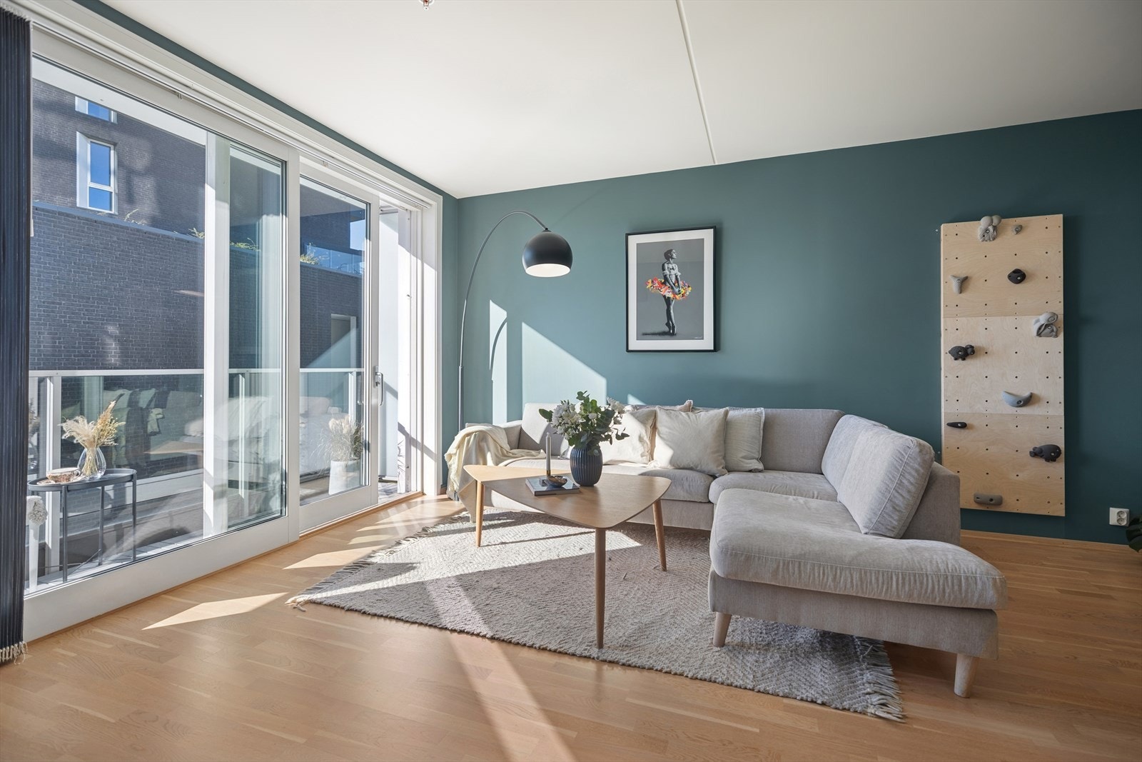 Stuen er luftig og innbydende med flotte farge- og materialvalg Galleribilde