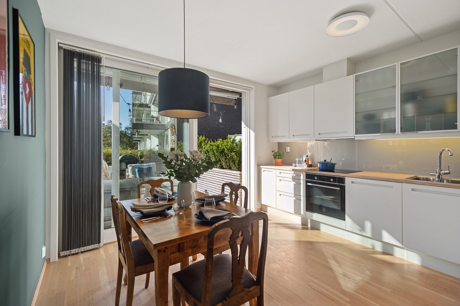 Romslig og innbydende kjøkken med god plass til stor spisegruppe Galleribilde