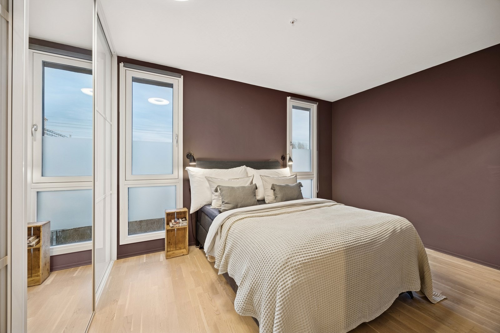 God plass til stor seng og nattbord på begge sider Galleribilde