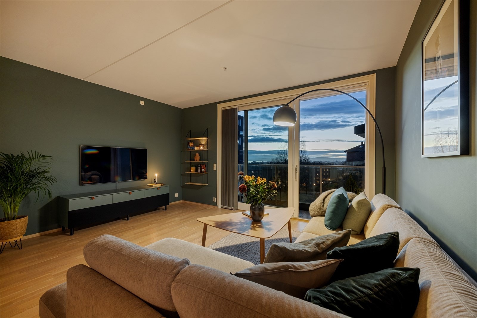 Familiebolig som innbyr til hyggelig stemning på kveldstid så vel som på dagtid Galleribilde