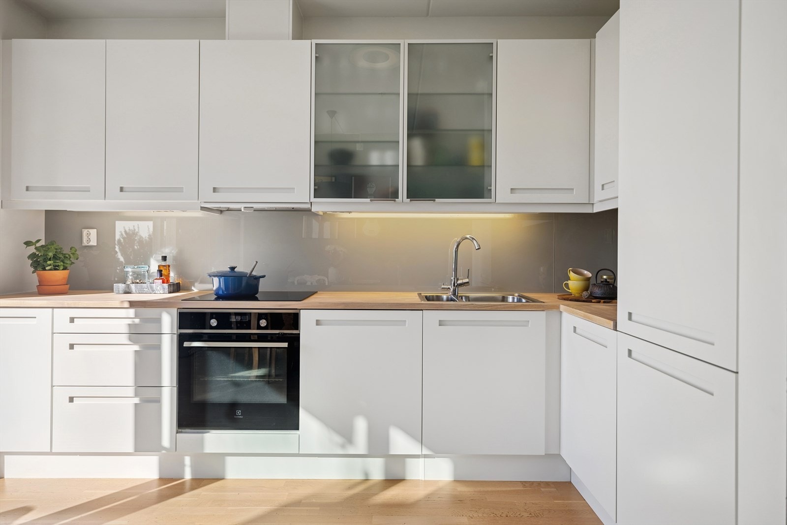 Her er det godt med skuff- og skapplass samt fine arbeidsflater Galleribilde