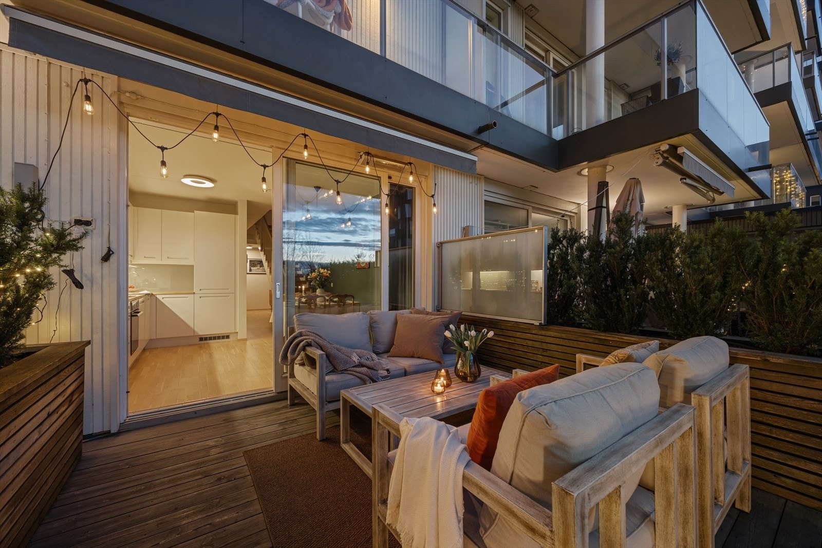 Terrassen er en super boltreplass på varme sommerkvelder Galleribilde