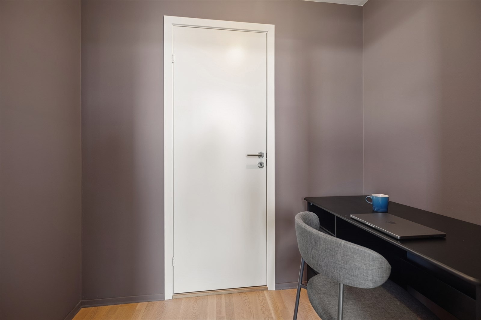 Bod innredet som kontor, kan enkelt gjøres om til walk-in Galleribilde