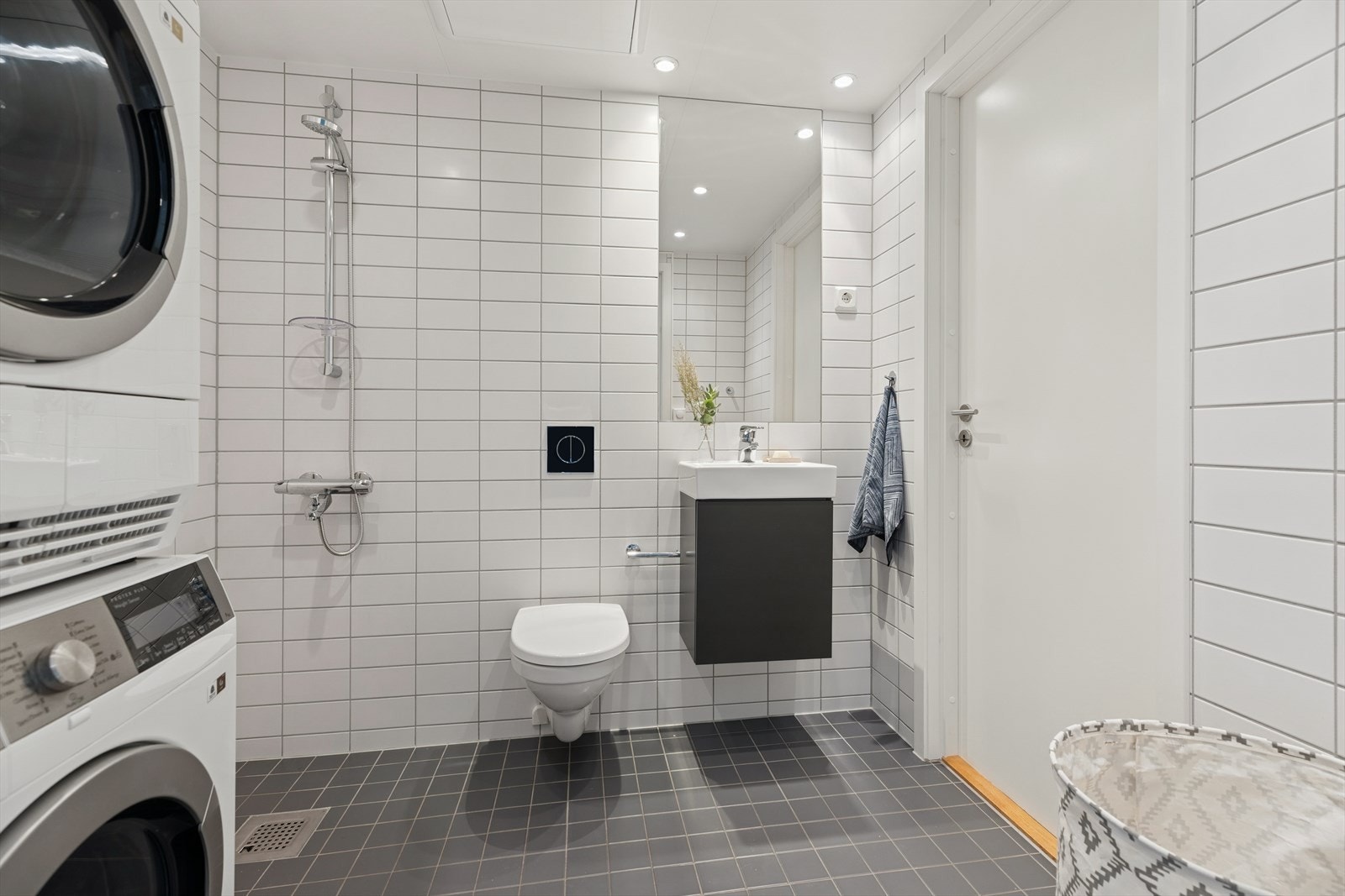 Innredet med downlights, vegghengt toalett og dusjhjørne Galleribilde