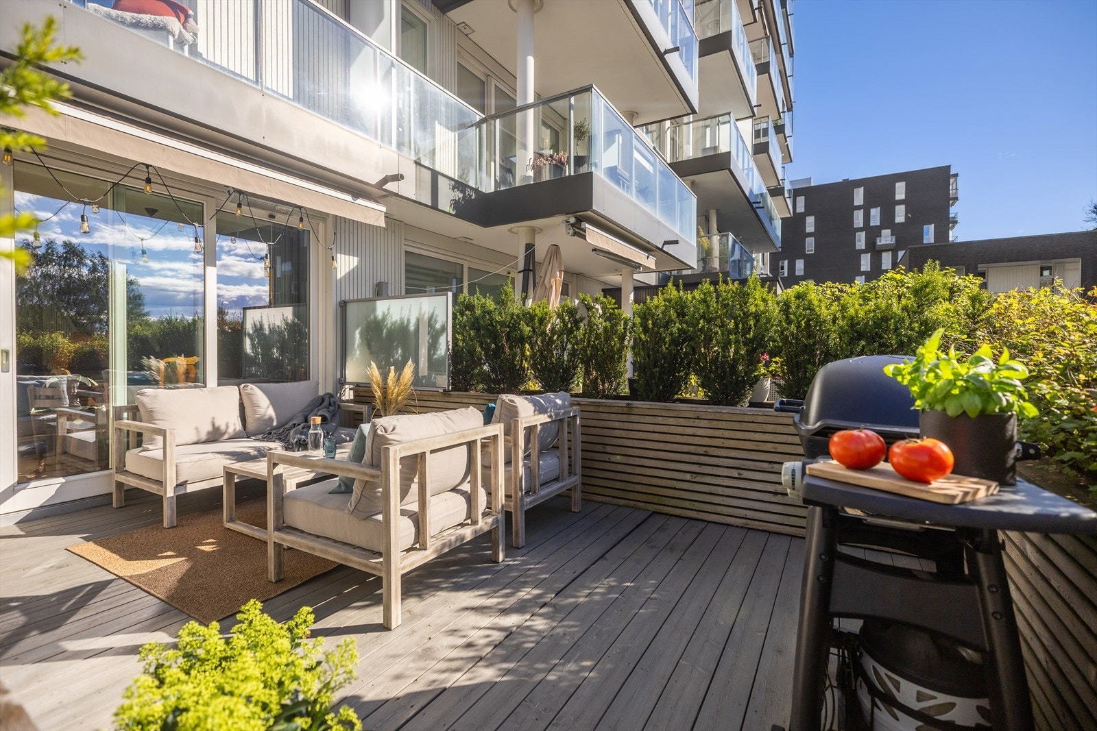 Idyllisk markterrasse med flotte solforhold, en nydelig boltreplass for hele familien Galleribilde