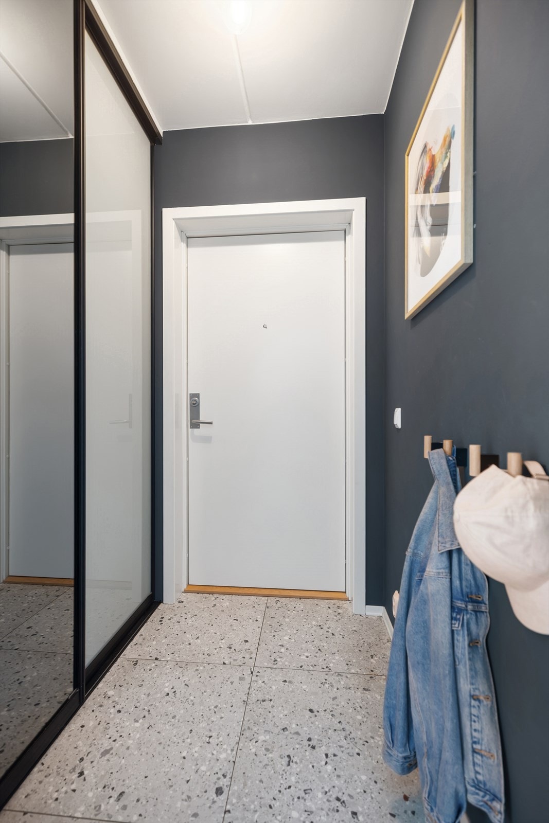 Entrèen gir et hyggelig førsteinntrykk og er utstyrt med skyvedørsgarderobe med speilfronter samt brann- og lydklassifisert entrédør Galleribilde