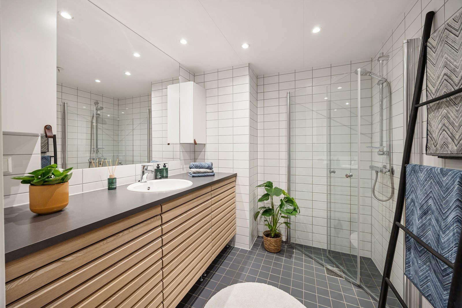 Flislagt baderom i 1. etasje med underliggende elektriske varmekabler og downlights i himling Galleribilde