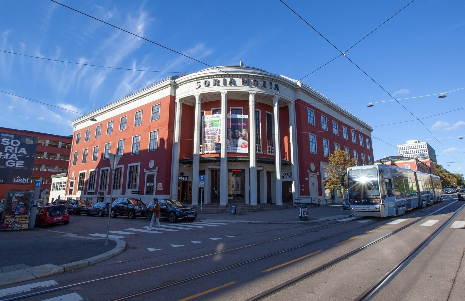 Kultur- og idrettstilbudet er stort - både for liten og stor - med kinoer, konsert- og teaterscener, restauranter, skøyte-, basketball- og fotballbaner - for å nevne noe Galleribilde