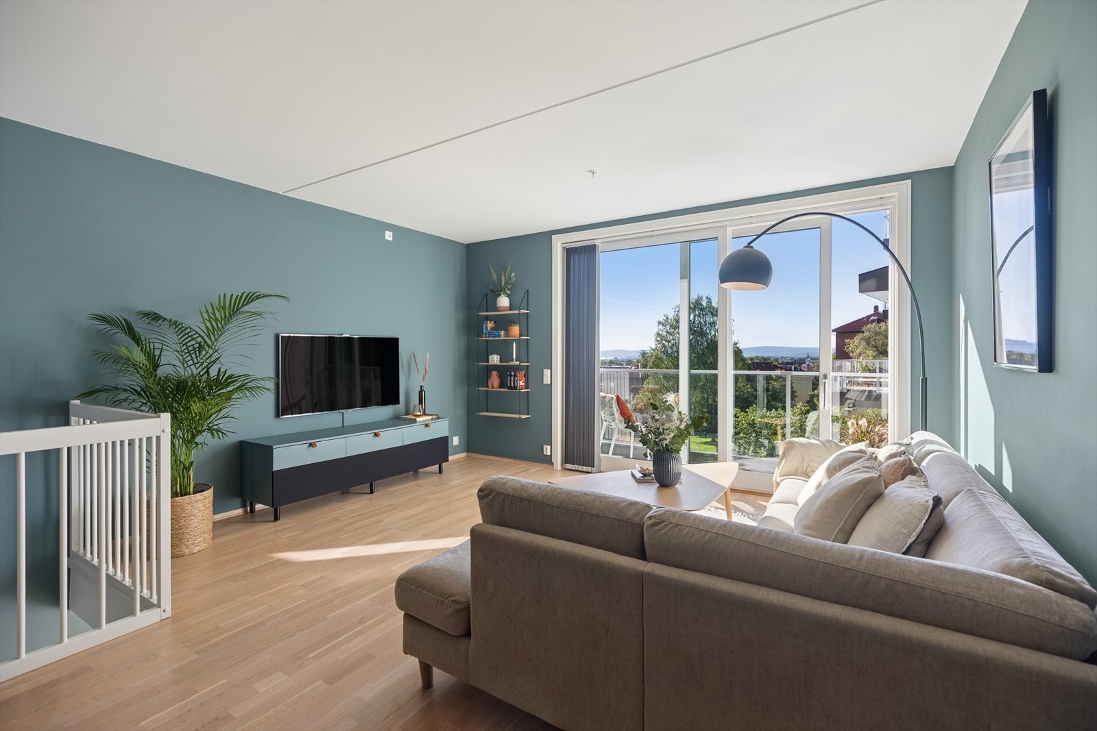 Separat, romslig stue med god plass til møblering gjør at boligen er godt tilrettelagt for et sosialt liv med familie og gode venner Galleribilde