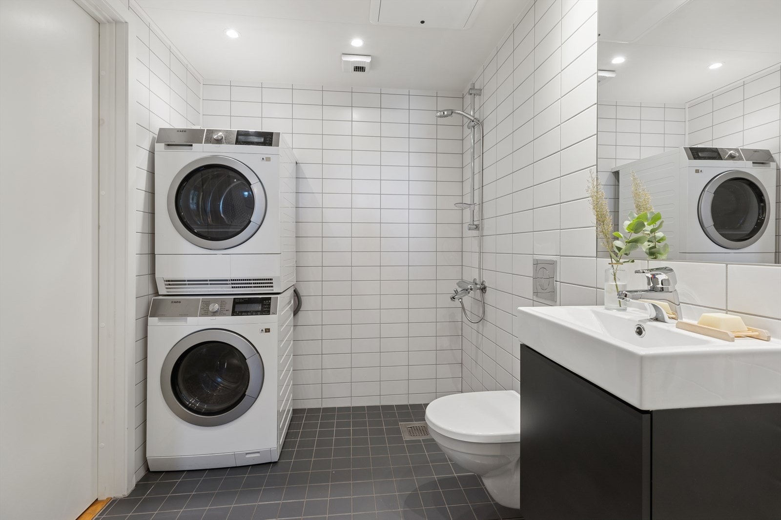 Boligens andre baderom er også flislagt med underliggende elektriske varmekabler Galleribilde