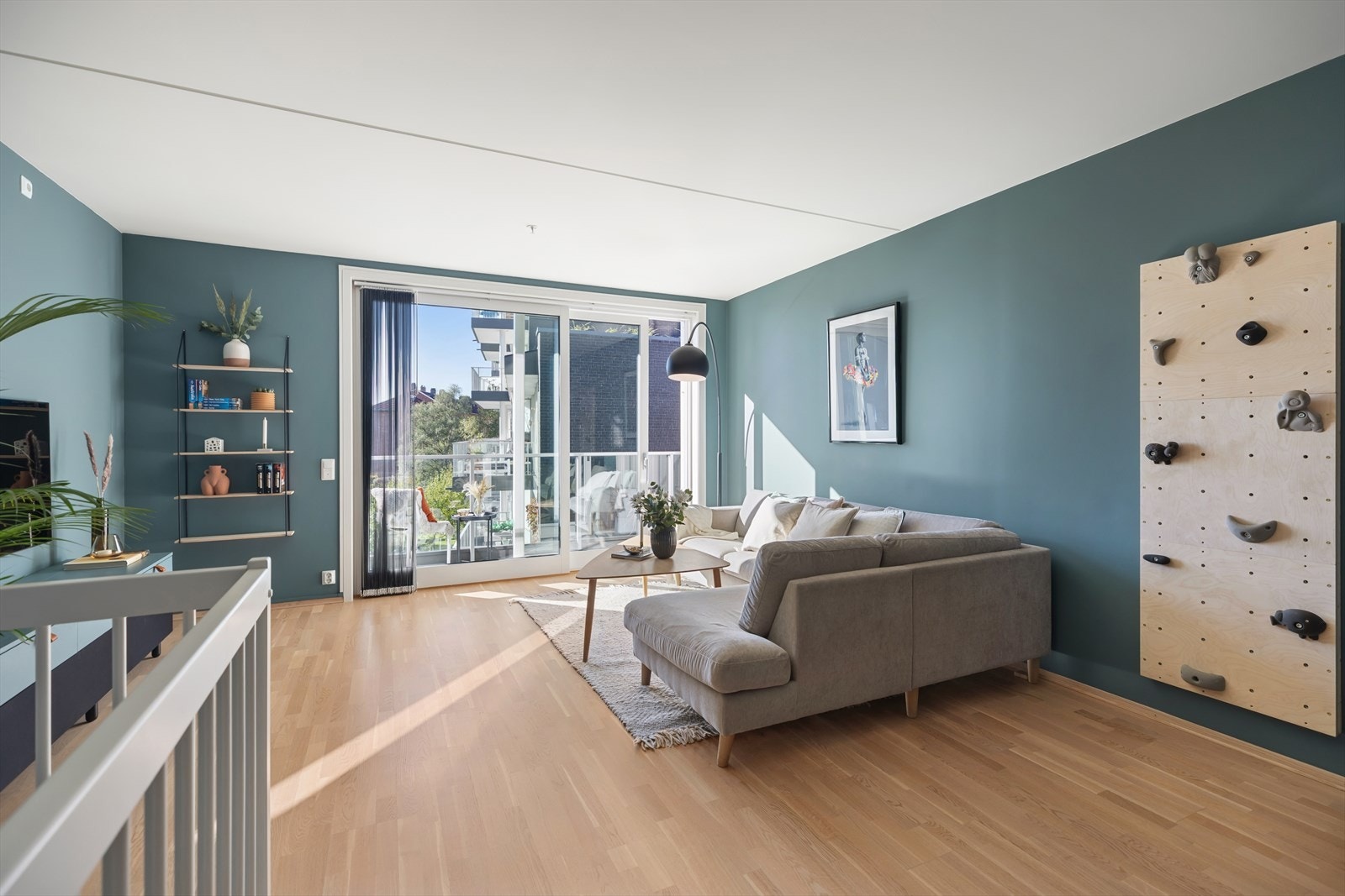 Høyreiste vindusflater og godt lysinnslipp setter et herlig preg i rommet Galleribilde