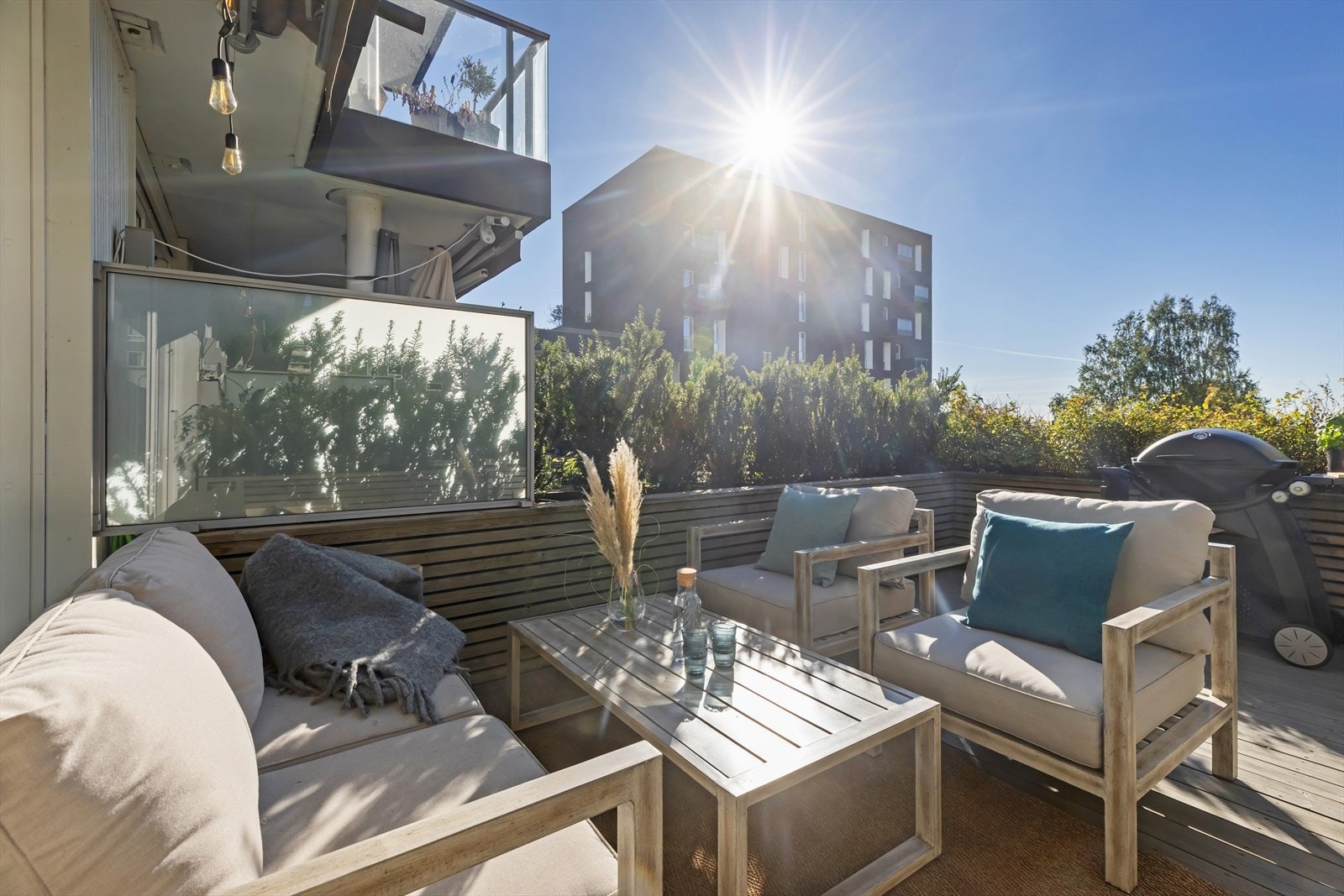 Svært delikat og innholdsrik familiebolig med lune, koselige uteplasser og sol store deler av dagen Galleribilde