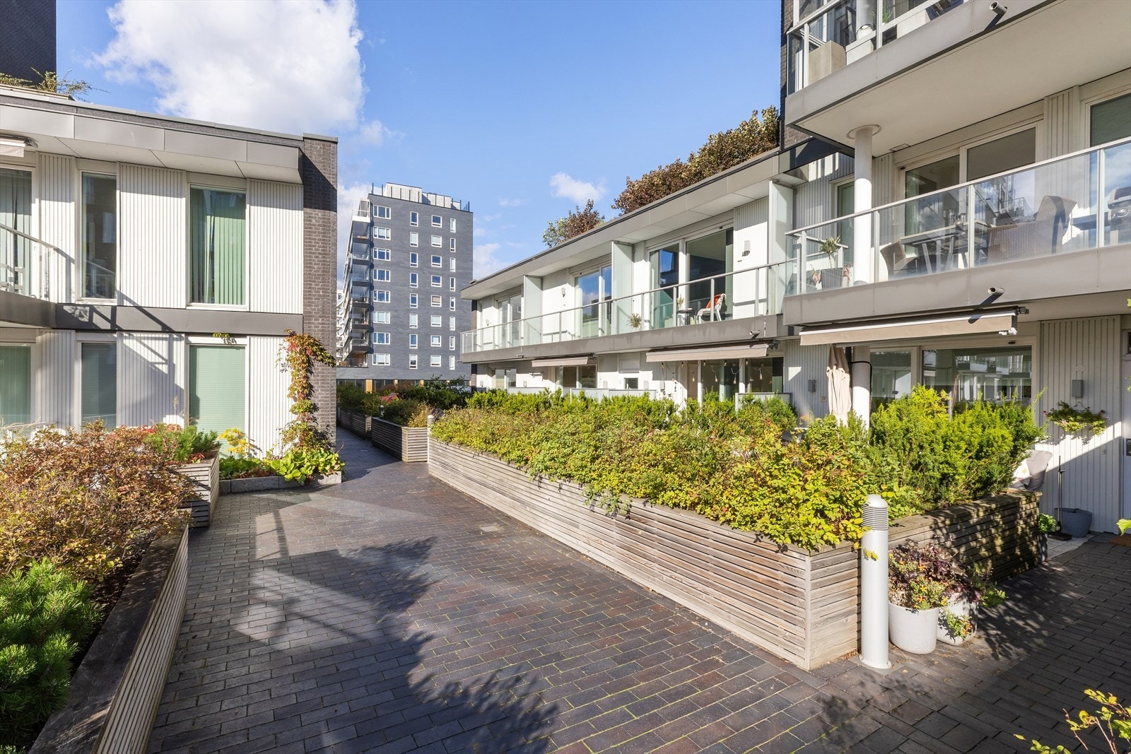 I sameiet Torshovdalen ligger alt til rette med nærhet til alt, to minutter til t-banen og gangavstand til barer, kafeer og spisesteder i nærområdet Galleribilde