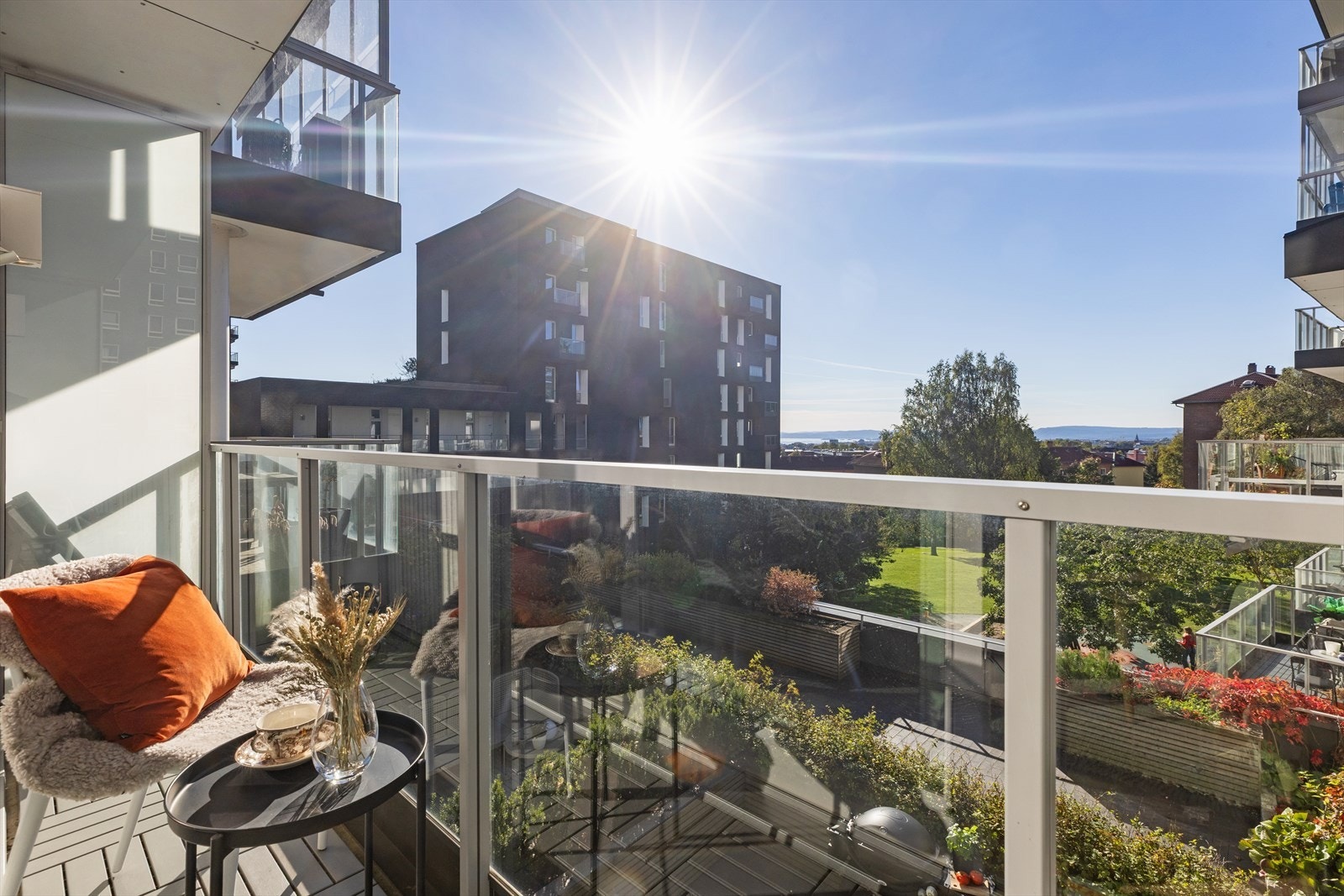 Balkong med fantastisk utsikt over byen, en fin forlengelse av stuen i sommerhalvåret Galleribilde