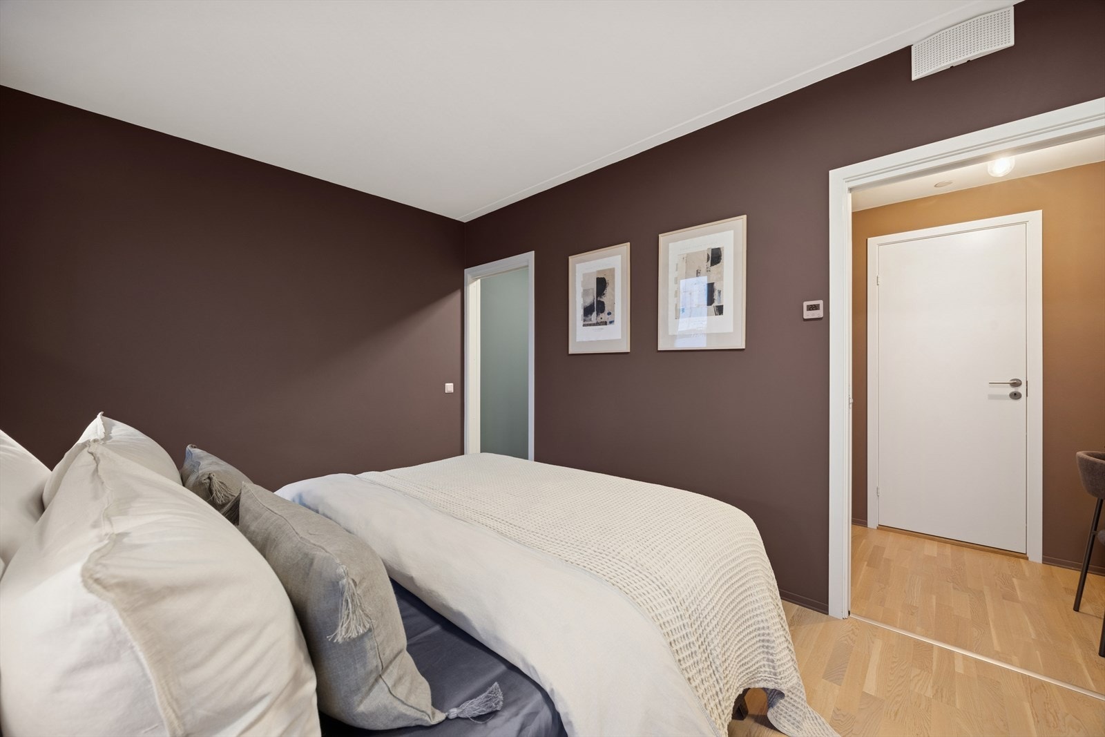 Det er eget bad samt bod innredet som kontor i tilknytning til hovedsoverommet Galleribilde