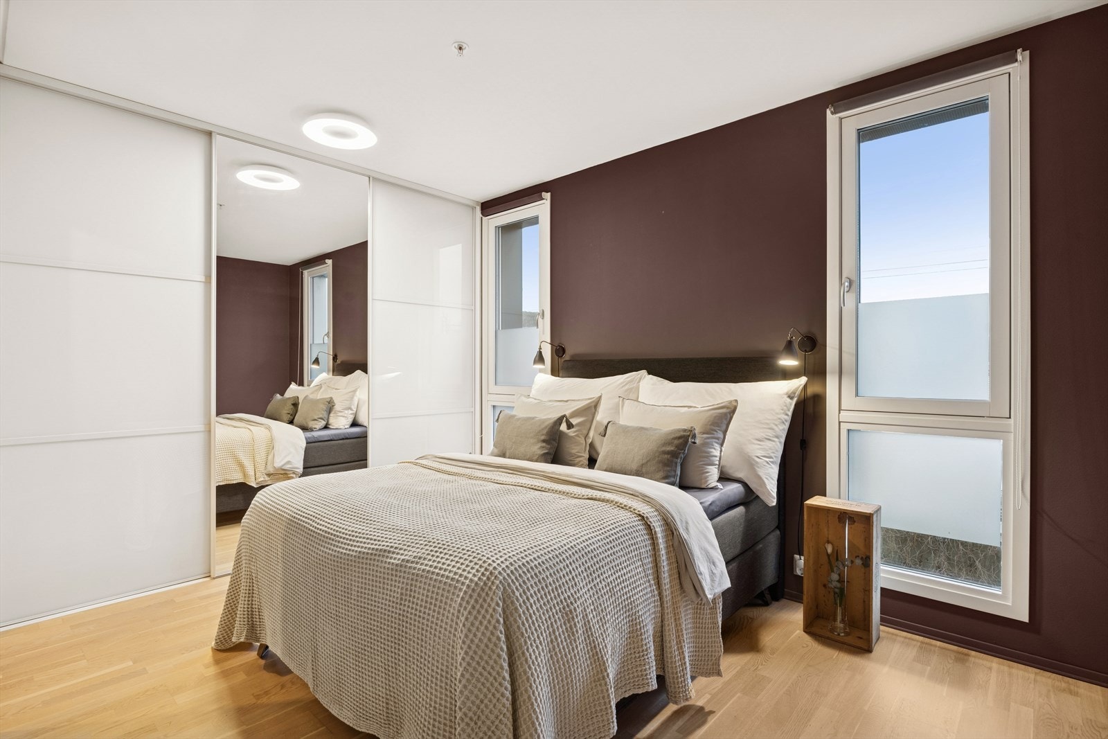 Hovedsoverommet fremstår romslig, og lagringsplassen er sikret med en stor skyvedørsgarderobe Galleribilde