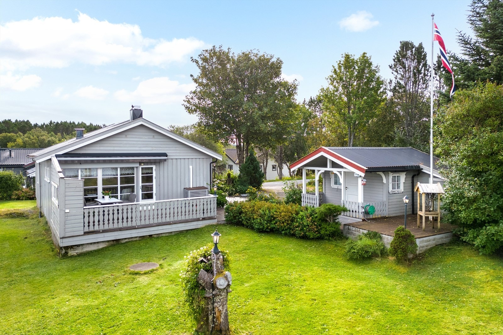 I hagen er det en hagestue og ulik beplanting Galleribilde