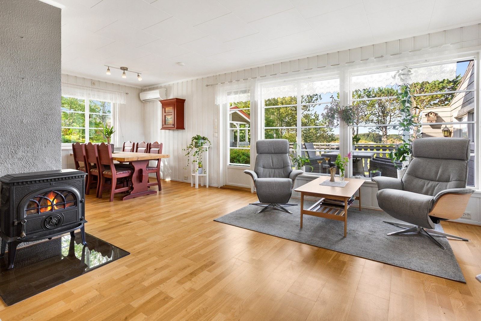 Inne i stua er det store vinduer mot utsikten Galleribilde