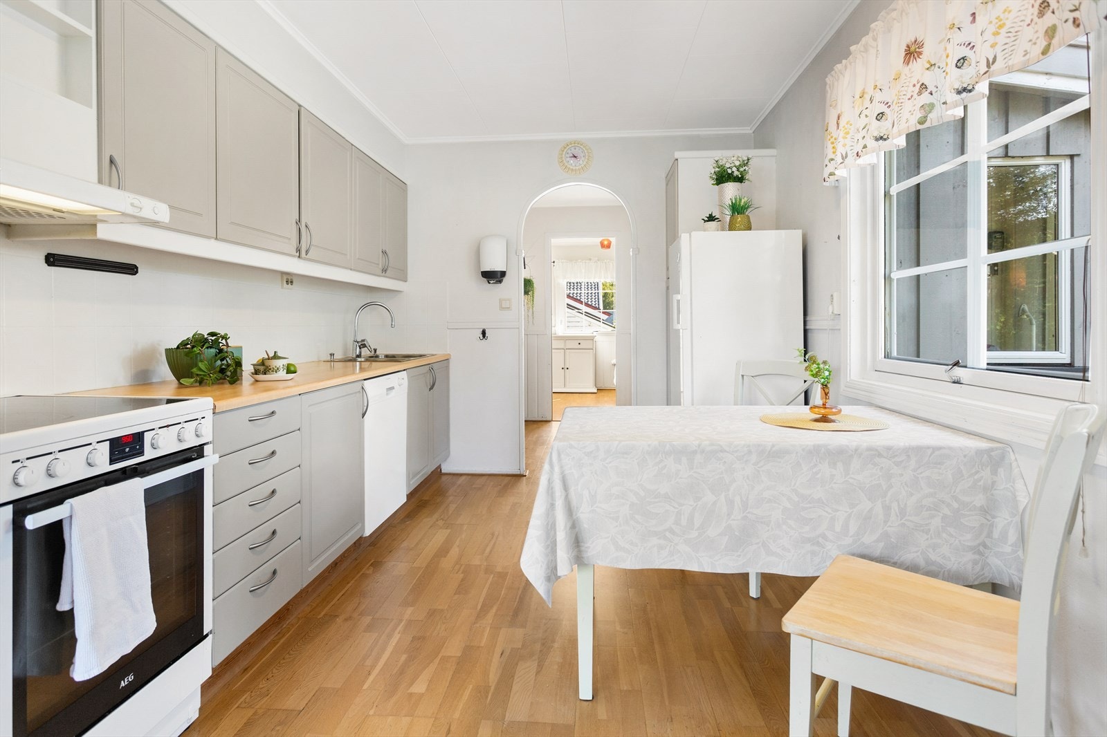 Kjøkkenet er malt opp i lune farger, parkett på gulv Galleribilde