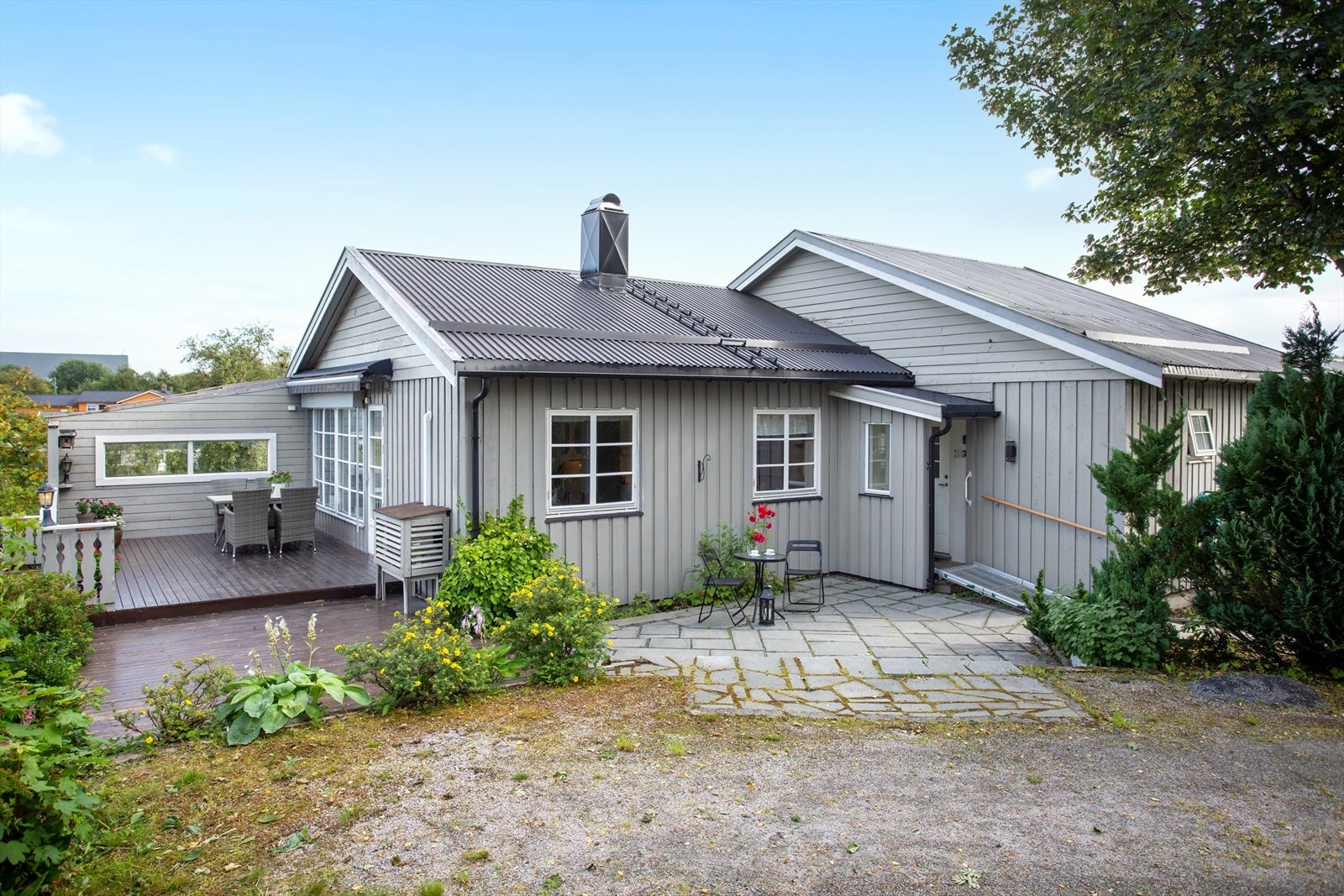 Eneboligen er på ett plan, og har flere lune uteområder Galleribilde