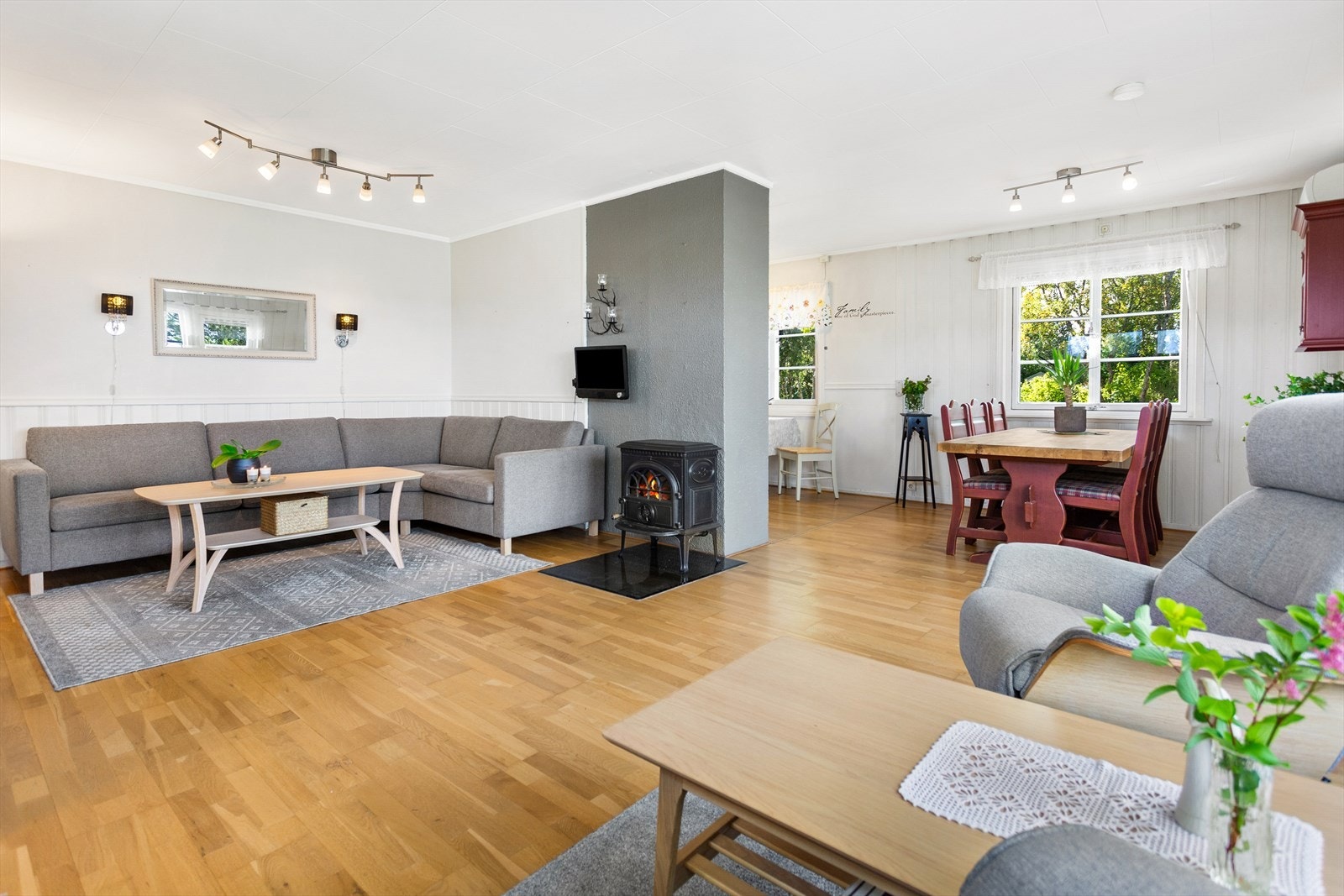 Det er både vedovn og varmepumpe i boligen Galleribilde