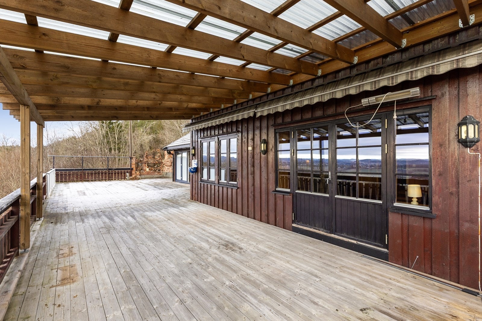 Området består hovedsakelig av landbruk og spredt boligbebyggelse, og ligger sentralt til mellom Skien og Porsgrunn. Galleribilde