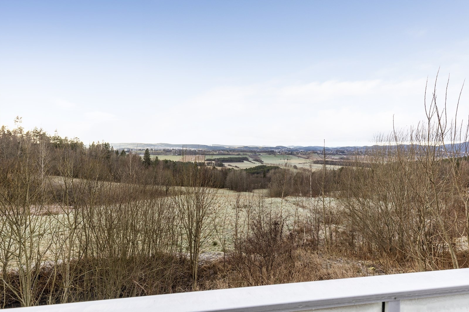 Idyllisk og landlig beliggenhet med vidstrakt utsikt over flotte omgivelser i Gjerpensdalen. Sentralt mellom Skien og Porsgrunn! Galleribilde