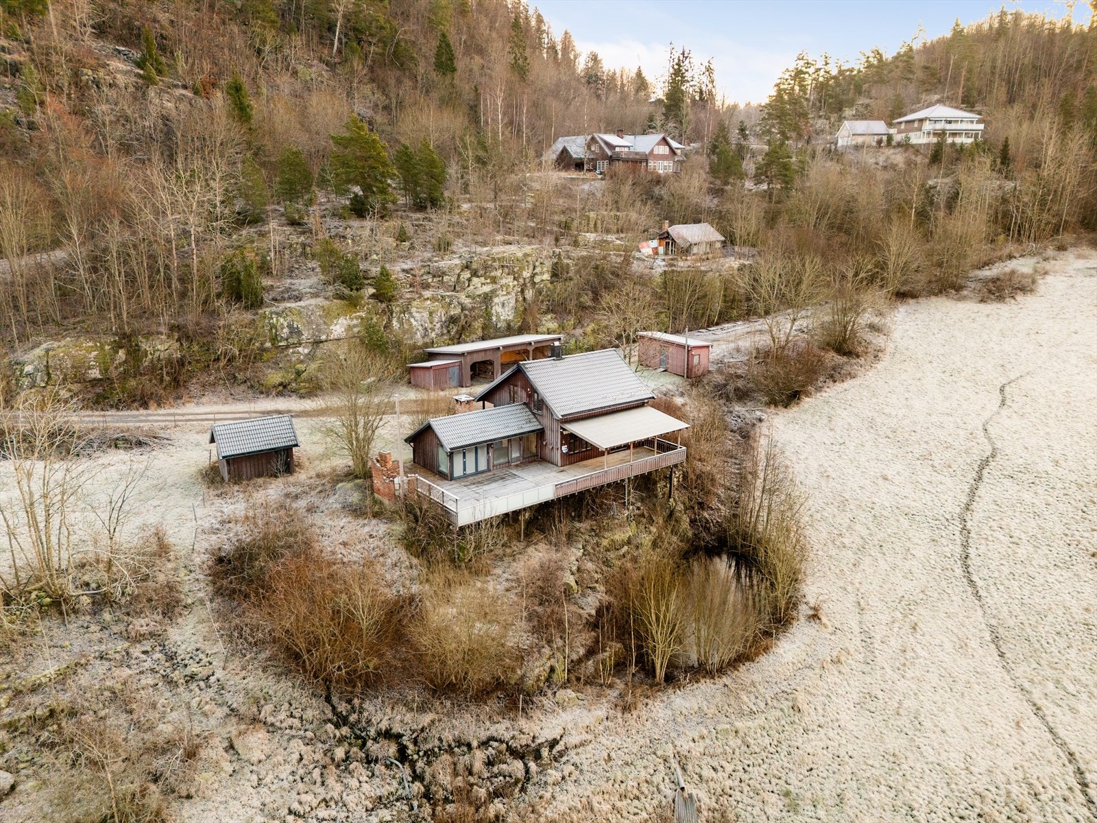Skogsrød - her ser man dammen rett utenfor terrassen. Galleribilde