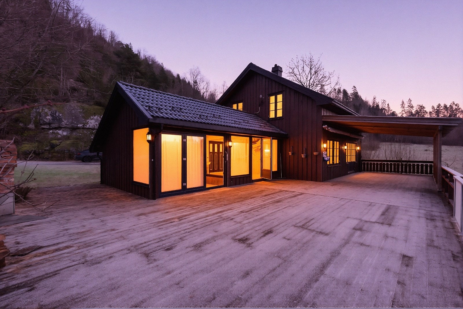 EiendomsMegler1 v/Ole Jonas Gjærum presenterer Løbergvegen 354! Bildet er redigert for å fremheve stemningen på kveldstid. Faktiske lysforhold kan variere. Foto: Inbovi. Galleribilde