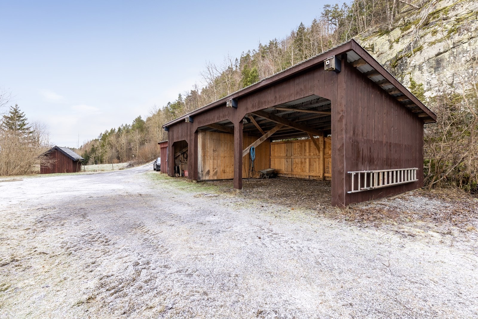 På eiendommen er for øvrig oppført en stor carport med bod/vedskjul på enden, samt er det oppført en brakke og en teknisk bod. Galleribilde