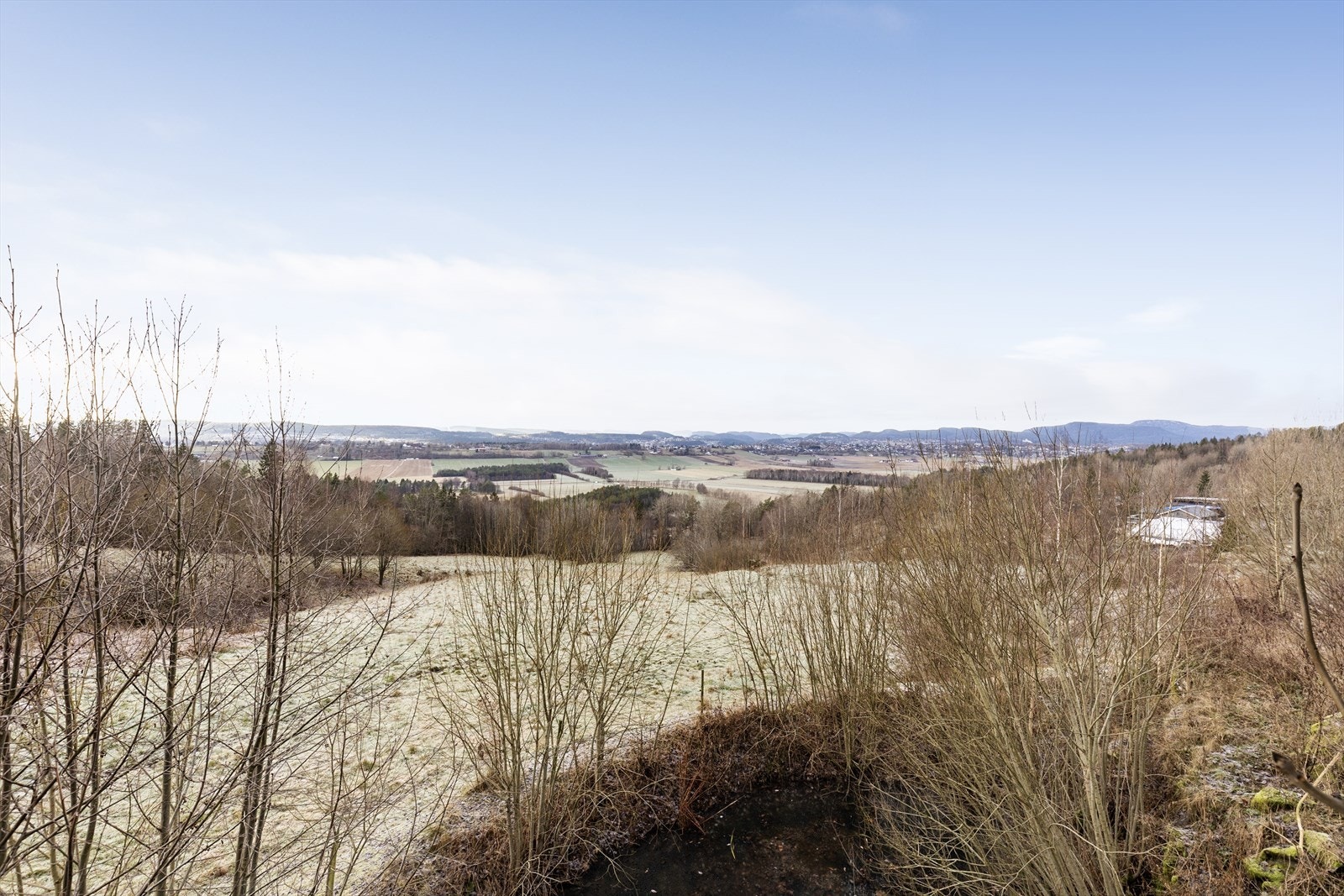 Eiendommen er rett i underkant av 223,5 dekar, hvorav ca. 28,8 dekar er fulldyrka jord og ca. 156,9 dekar er produktiv skog. Galleribilde