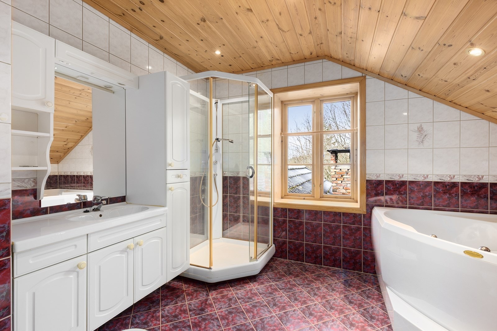 Flislagt bad i 2. etasje, med standard fra 1999. Her er det varmekabler i gulv, gulvmontert toalett og dusjkabinett, samt boblekar. Galleribilde